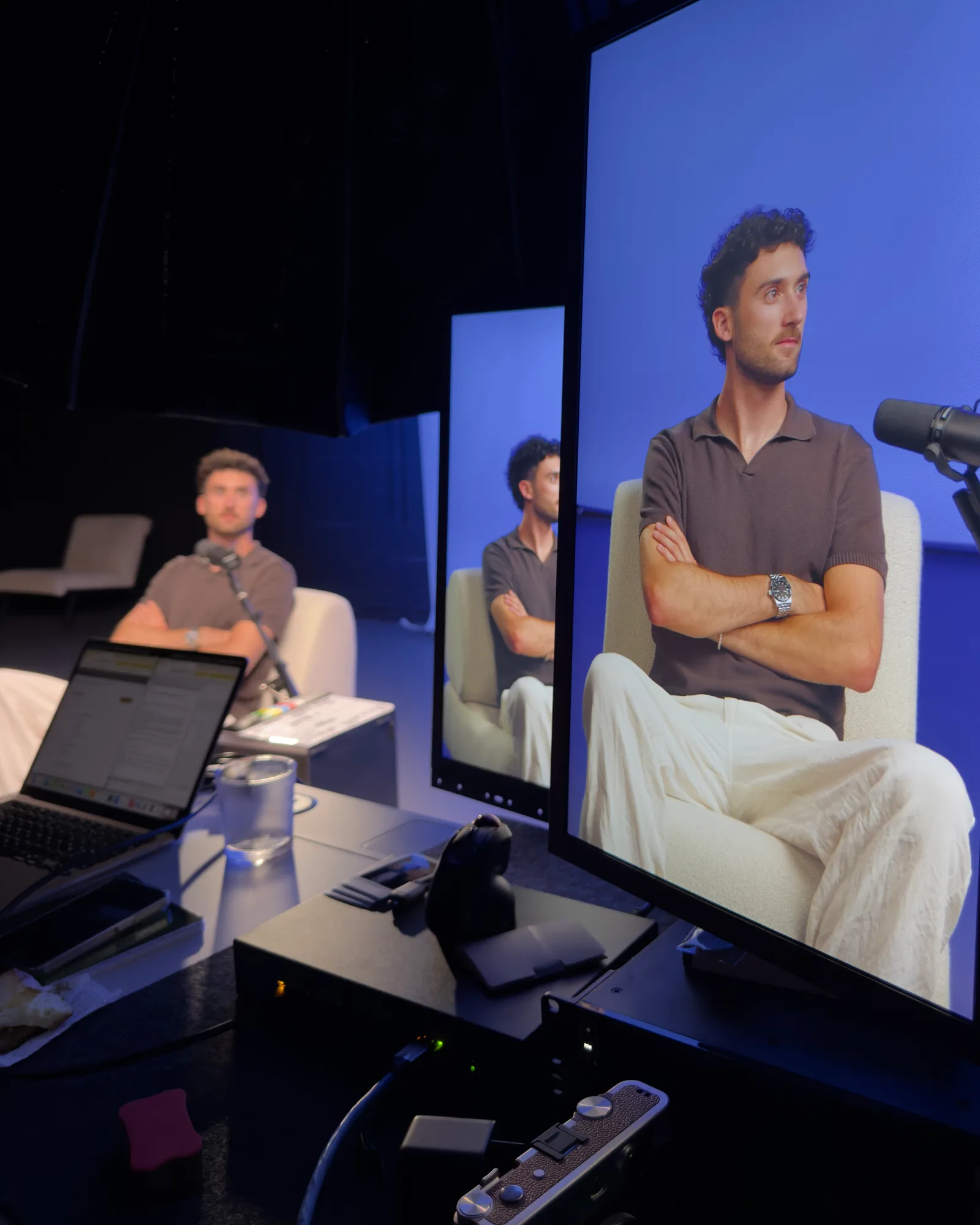 Corentin Teulet en plateau podcast à Paris, sur un fauteuil face aux caméras
